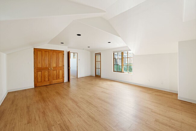 Building Photo - Rustic Loft-Style Home in Arroyo Hondo