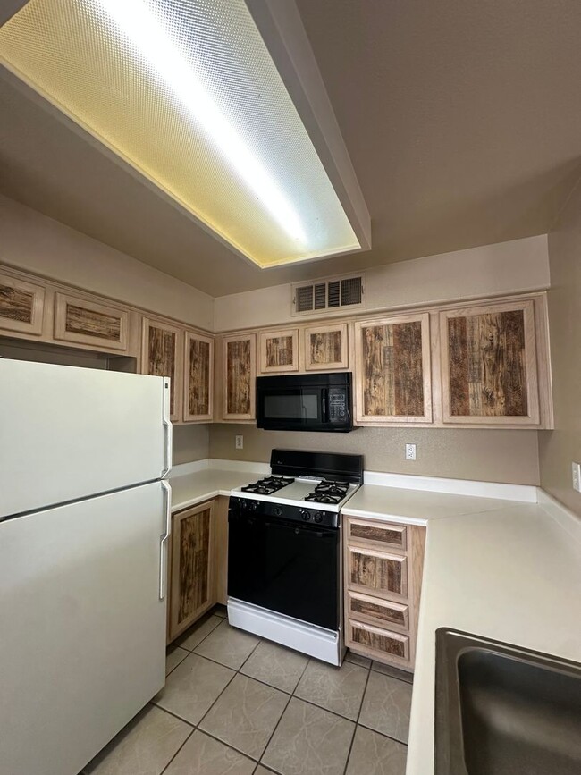 Building Photo - 5222 Mandalay Springs Dr