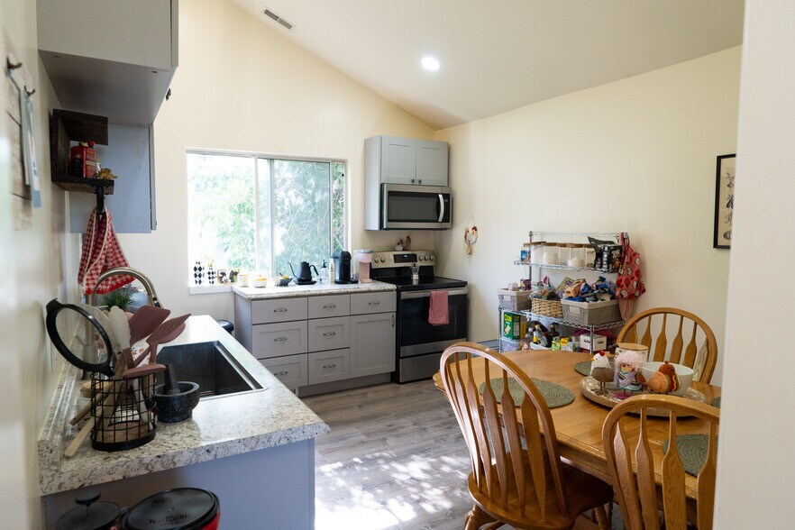 Building Photo - 562 Pheasant Way