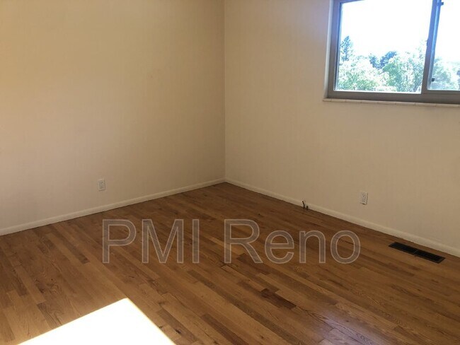 Building Photo - 2780 Lakeside Dr