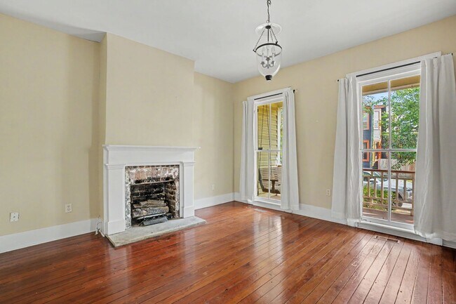 Building Photo - 2 Bedroom Charmer with Sundeck, Wood Floors, and High Ceilings