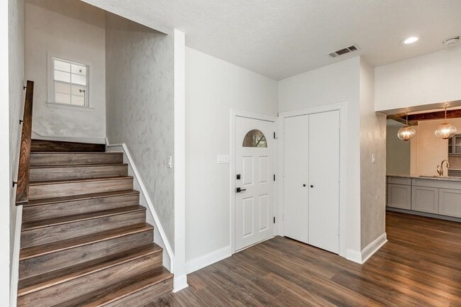 Building Photo - 118 N Caldwood Dr