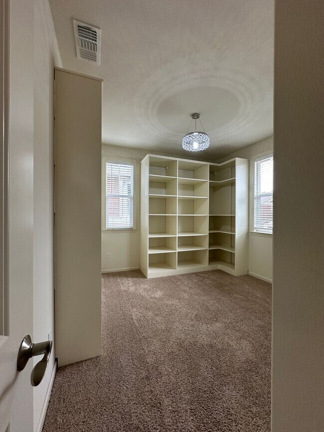 Building Photo - Large 4 Bedroom House in Hiddenbrook Commu...