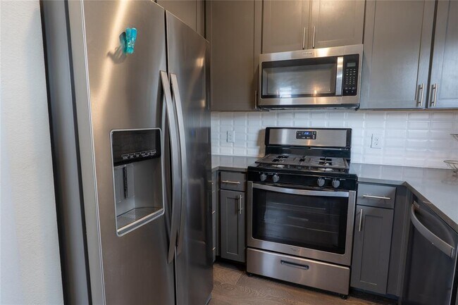 Building Photo - 2827 Manor Rd