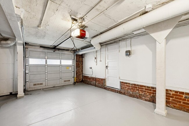 Building Photo - 2470 Broadway