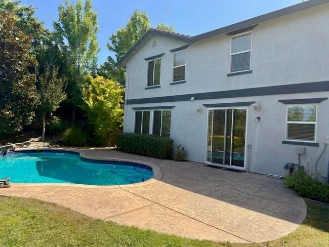 Building Photo - 5-Bed Gated Family Oasis | Prime Location & Backyard Space