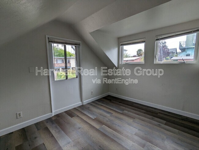 Building Photo - 812 E 23rd St