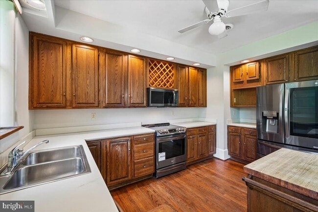 Building Photo - 8106 W Boulevard Dr