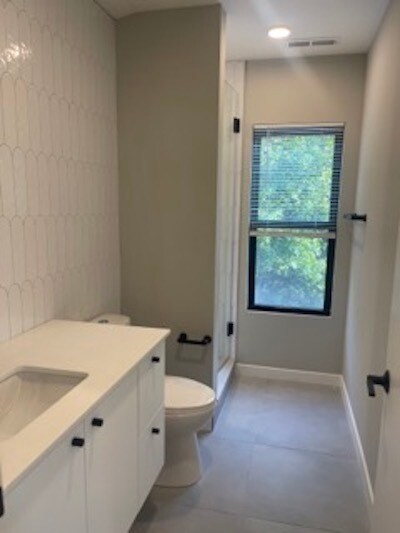 Building Photo - 3520 W Shakespeare Ave