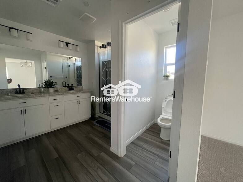 Building Photo - 856 Benning St