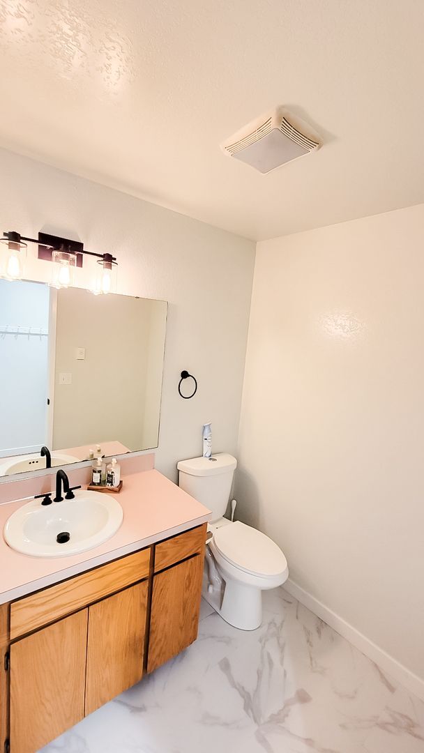 Building Photo - 4 Bedroom + 2 Flex Rooms On 1 Acre