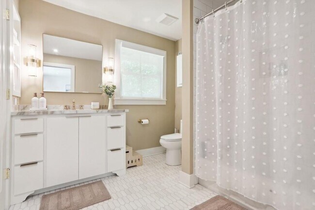 Building Photo - 1007 Somerset Dr NW