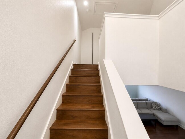 Building Photo - 402 Crater Lake Dr