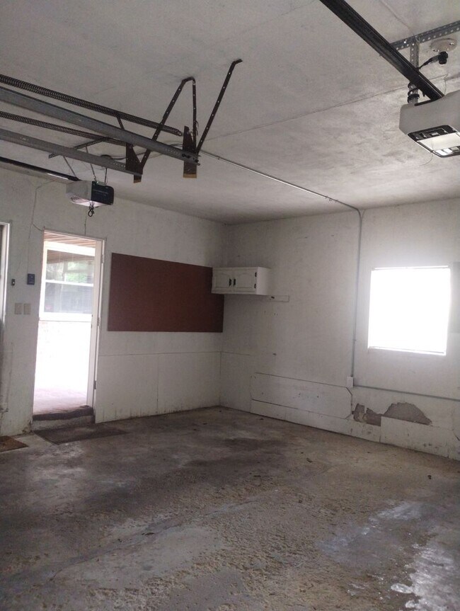 Building Photo - Quaint Duplex with a private Basement, Garage Space & Patio
