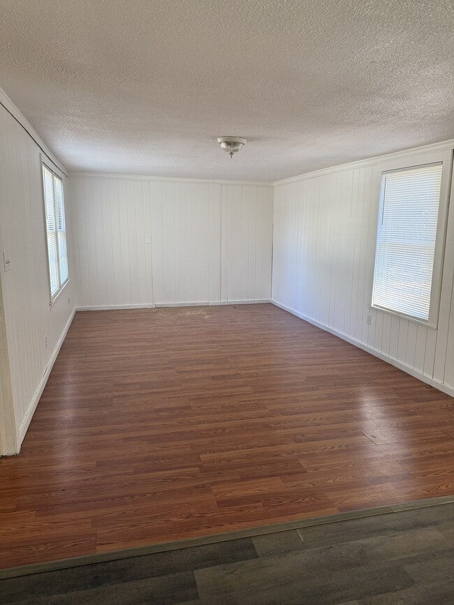 Building Photo - 656 NE Lake Dr