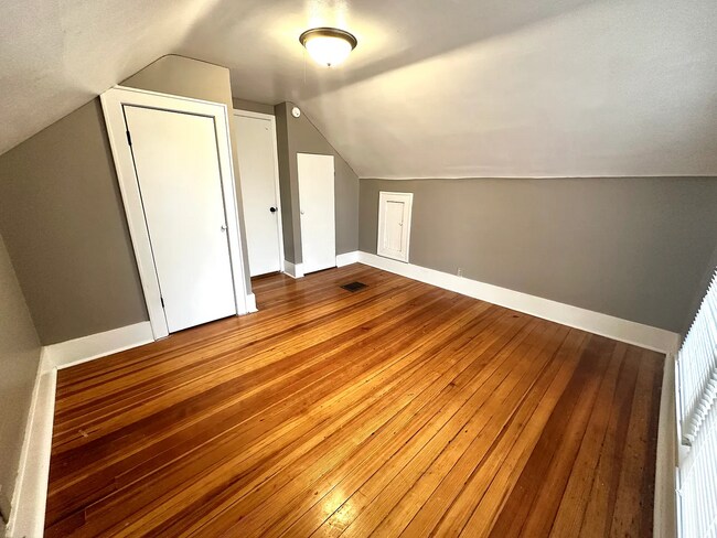 Building Photo - Spacious 3 Bed Home with Finished Basement & Hardwood Floors