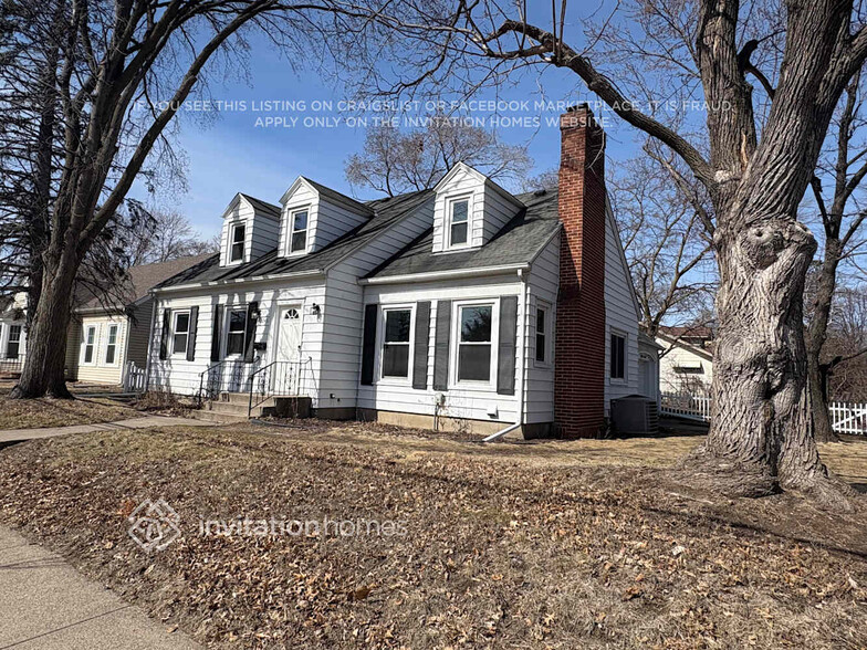 Primary Photo - 2240 E 42nd St