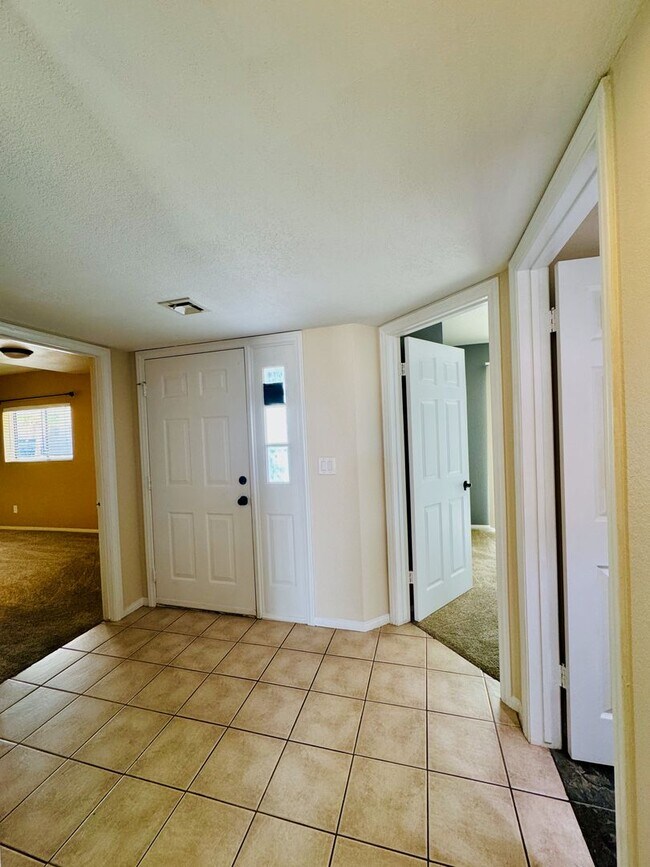 Building Photo - 3-Bedroom Condo with Spectacular Views in ...
