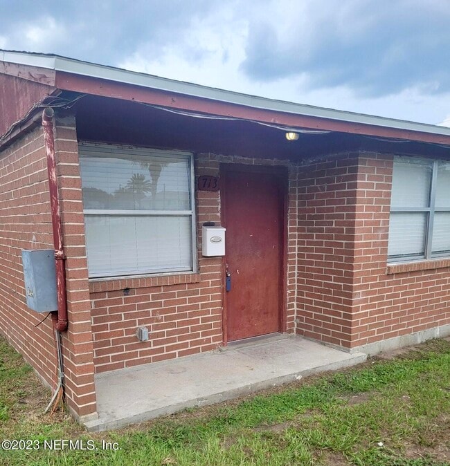 Building Photo - 713 4th St N