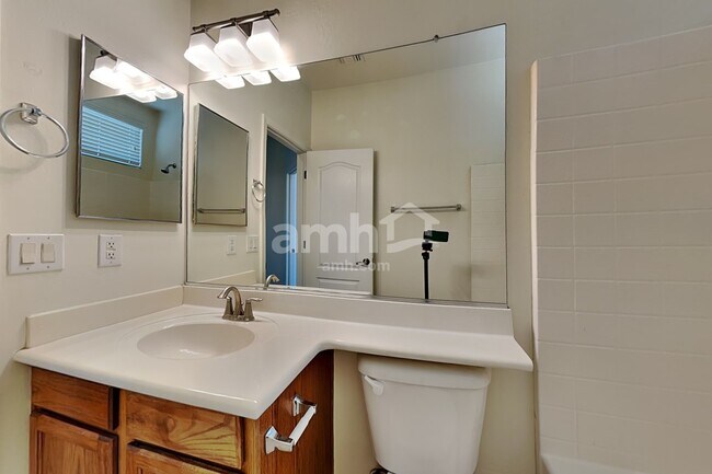 Building Photo - 7225 S 73rd Dr