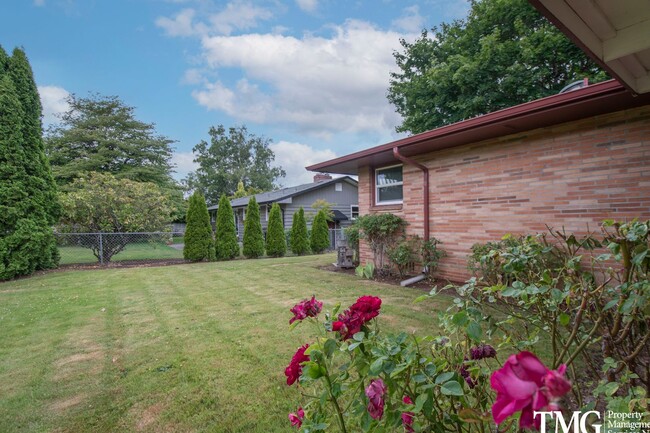 Building Photo - Beautiful Three Bedroom in Great Camas Nei...
