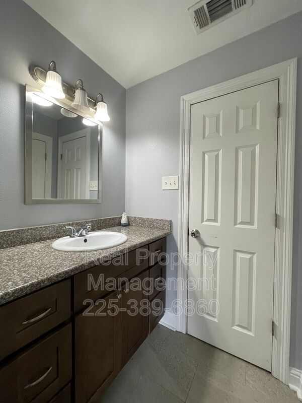 Building Photo - 5500 Dianna Dr