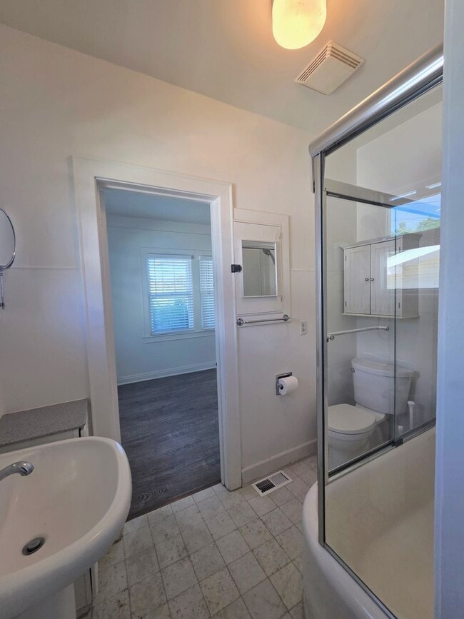 Building Photo - Charming Downtown Petaluma Gem - 3bed 1.5 Bath Available Now !