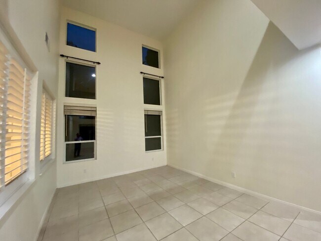 Building Photo - Desirable 5br3 car garage executive home b...
