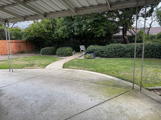 Building Photo - Cute home in old Roseville with newer HVAC