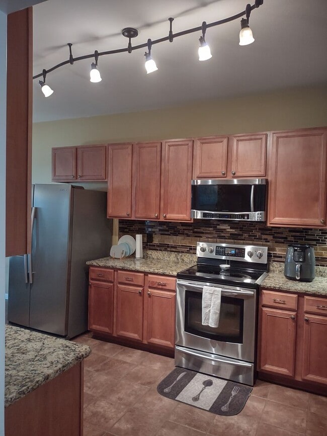 Building Photo - Outstanding FIVE Bedroom Home in Northeast Columbia!