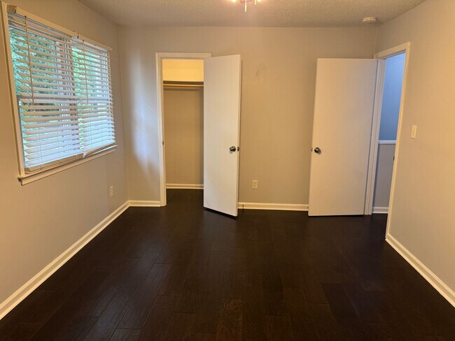 Building Photo - 3 Bedroom, 2.5 Bathroom Townhouse in Greensboro, NC!