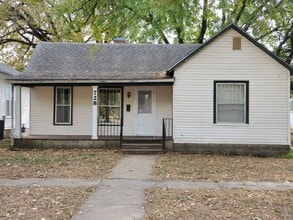 Building Photo - Cute 2 bedroom with garage & fence in back yard