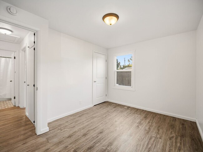 Building Photo - 6011 N Braeburn Dr