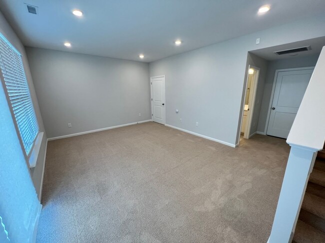 Building Photo - Spacious, Like-New Townhome with Premium F...