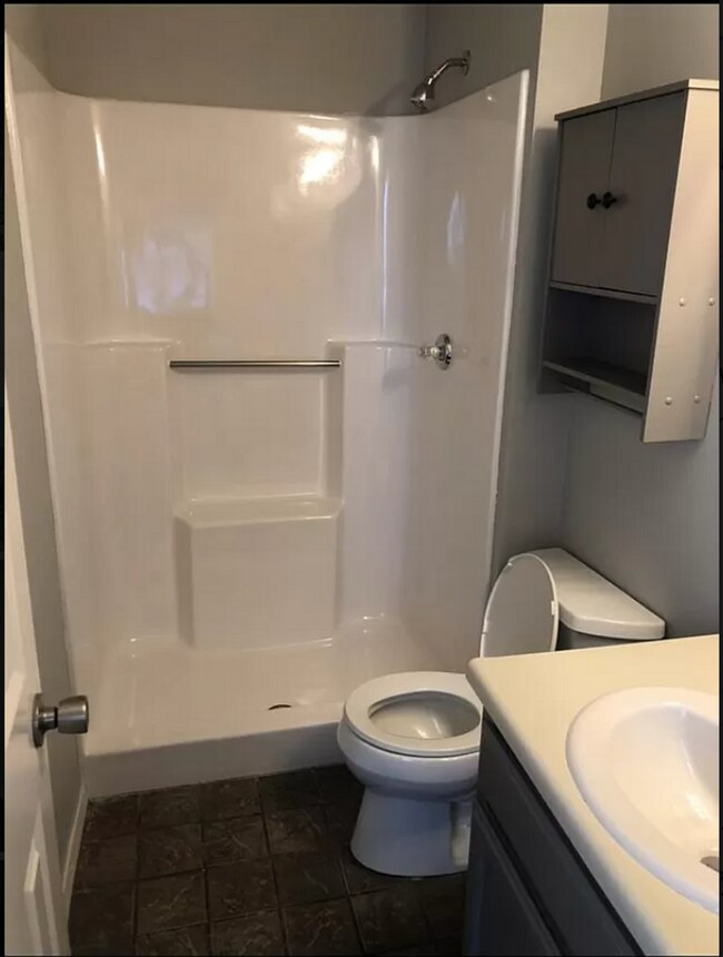 Building Photo - Stunning 3 bed 3 bath