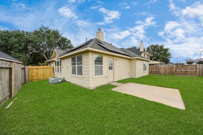 Building Photo - 527 Little River Ct