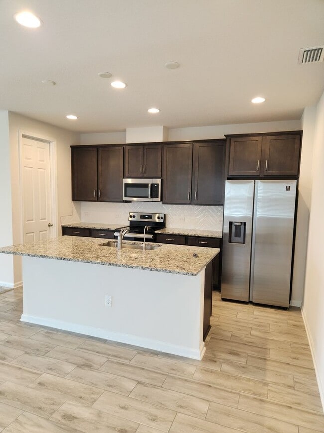 Building Photo - Perfect size, perfect location!