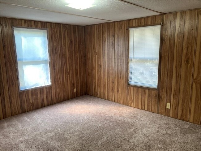 Building Photo - 2 Maple Leaf Dr