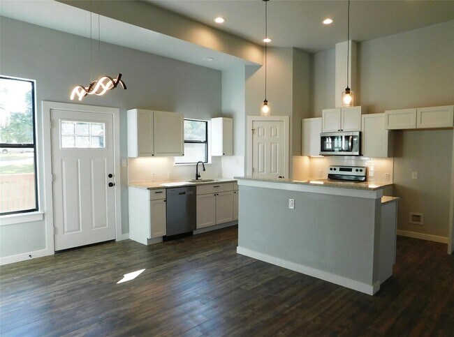 Building Photo - 207 Laurel Ln