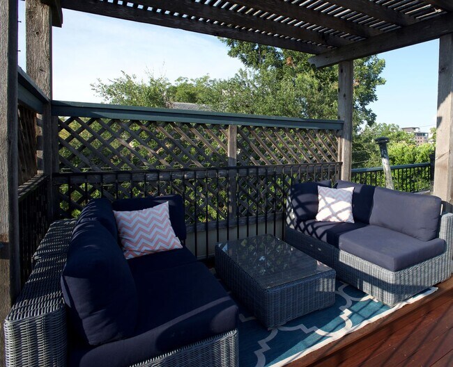 Building Photo - Luxury 1 Bed, 1.5 Bath Loft with Spectacular Downtown City Views