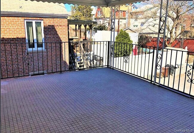 Building Photo - 1574 Paulding Ave