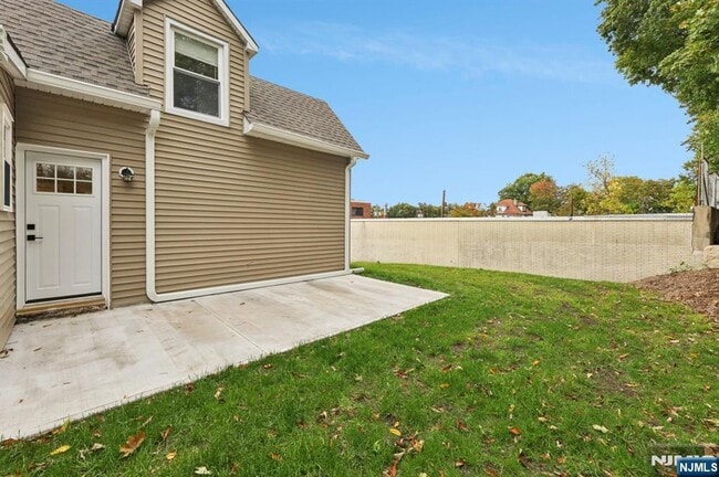 Building Photo - 567 S Broad St