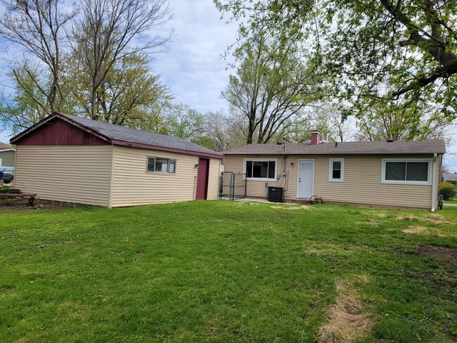 Building Photo - 36348 N Edgewood Dr