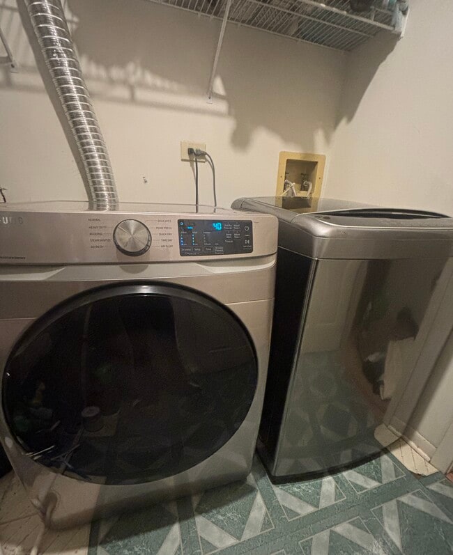 Building Photo - 1142 E Wilson Ave