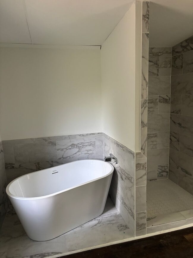 Building Photo - Newly remodeled 3 bed 2 bath with patio