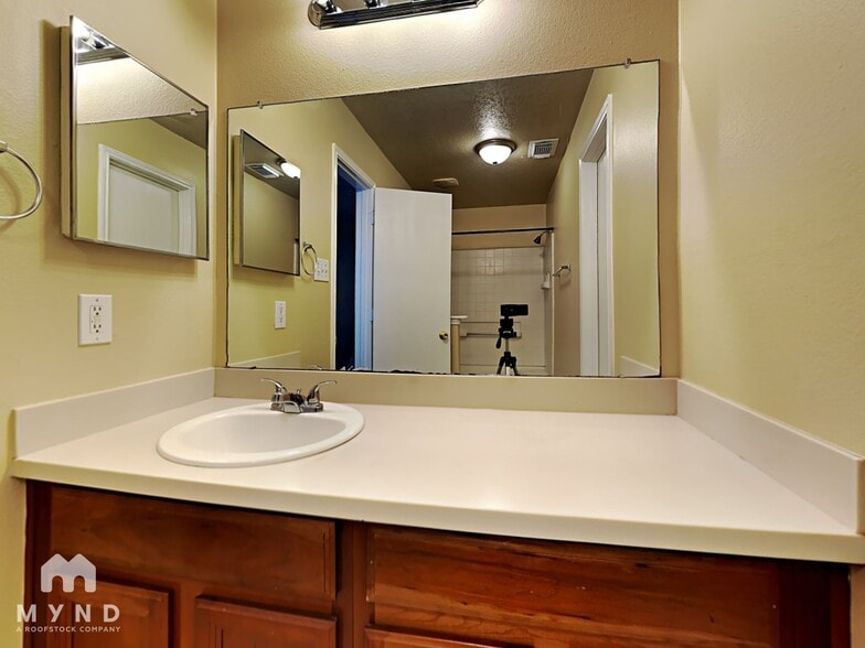 Building Photo - 635 Ashlen Dr
