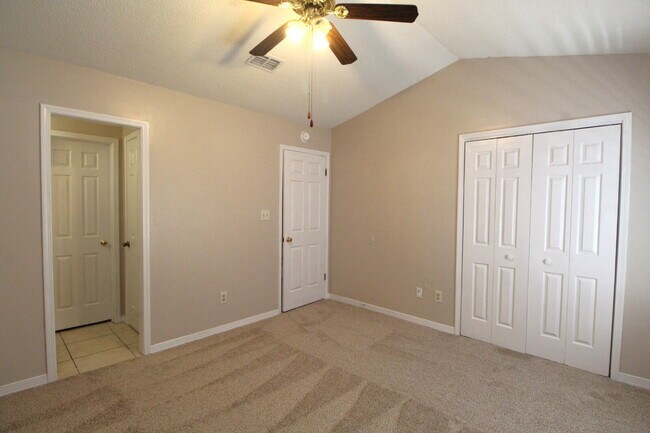 Building Photo - Charming Townhome with Fireplace & Fenced ...