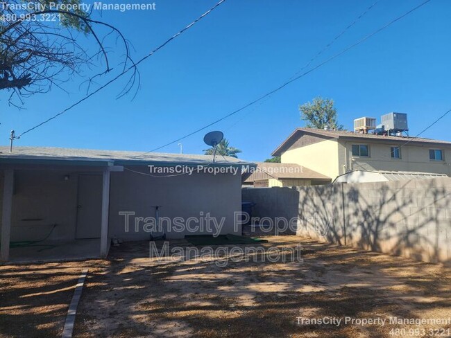 Building Photo - 128 E Ellis Dr