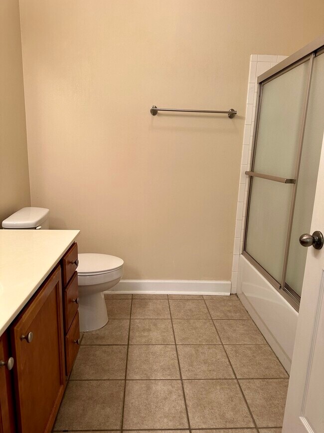 Building Photo - 208 Sterling Oaks Dr