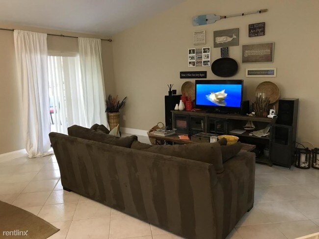 Building Photo - 3 br, 2 bath Townhome - 9087 SW 22nd St Apt A